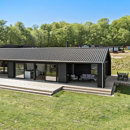 4 Bedroom Stunning In Holiday home Sjolund