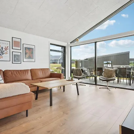 Σπίτι διακοπών 4 Bedroom Stunning In *