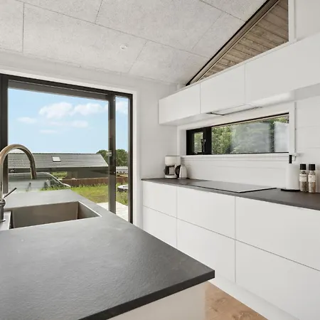 4 Bedroom Stunning In Sjolund